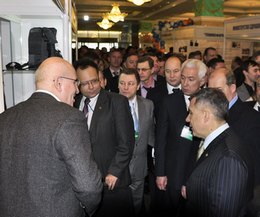 <nobr>Премьер-министр</nobr> Республики Татарстан Р. Минниханов и председатель Комитета Государственной Думы по безопасности В. Васильев знакомятся с экспозицией ООО «Синтез СПб».